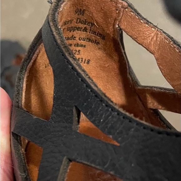 Gentle Souls Black Leather Sandals by Kenneth Cole - Picture 5 of 9